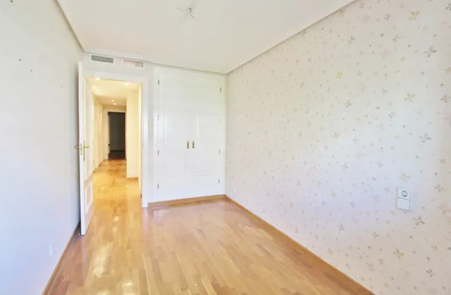 Maravillosa vivienda junto al Corte Inglés. Ahora en oferta. Llámanos. — 26