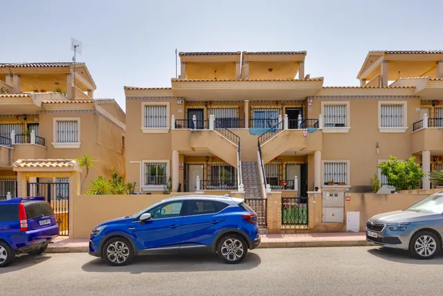 Bungalow de dos dormitorios y piscina comunitaria en Orihuela Costa — 10