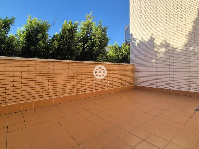 Dúplex con encanto de casa independiente, 4 dormitorios y terraza de 20 m2. — 31