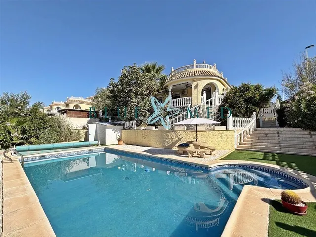 VILLA NEPTUNO EN ESQUINA CON PISCINA, SOLÁRIUM Y AMPLIA PARC
