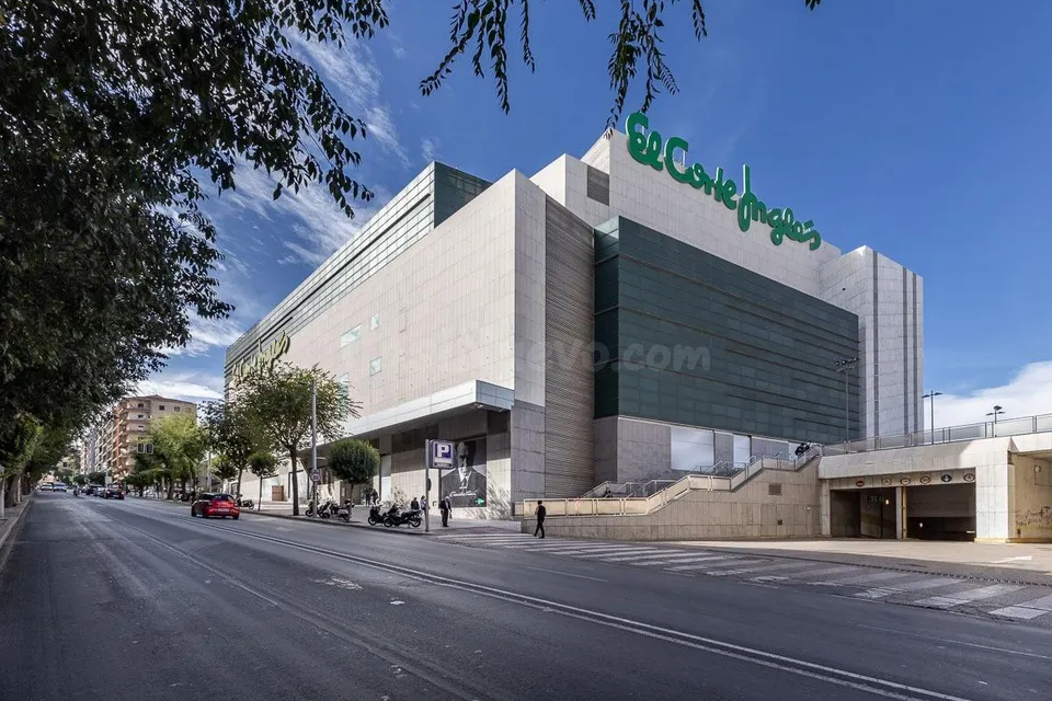 AMPLIO PISO JUNTO A EL CORTE INGLES EN JAEN