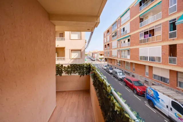 Apartamento de 3 dormitorios y 2 baños en Torrevieja (playa de los naufragos) — 9