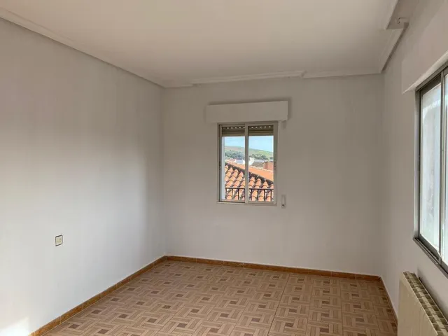 PISO EN VENTA EN MOHEDAS DE GRANADILLA - foto 2