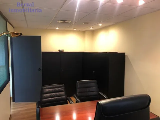 Oficina en el centro, edificio de oficinas, con trastero. MONTADA — 10