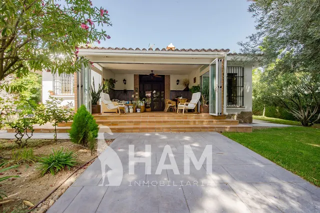 Casa en una planta con pabellón de invitados, piscina y gara - foto 2