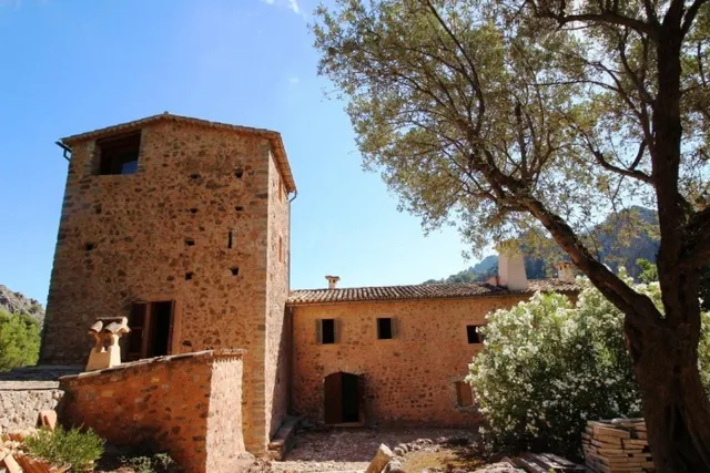 Molino con torre centenaria en un entorno paradisíaco con vi