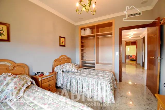 ESPECTACULAR CHALET CON PISCINA, GARAJE, TERRAZA Y ASCENSOR — 28