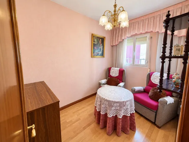 Piso de 2 dormitorios con terraza y grandes posibilidades de reforma en Simancas, Madrid — 7
