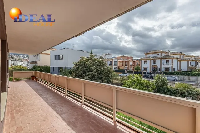 Gran casa con parcela y piscina en Cájar — 5