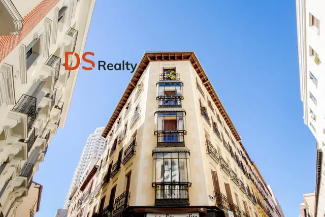 EXCLUSIVA VIVIENDA EXTERIOR Y MUY LUMINOSA CON DOS ESPACIOS INDEPENDIENTES A 30 METROS DE PLAZA DE ESPAÑA — 32