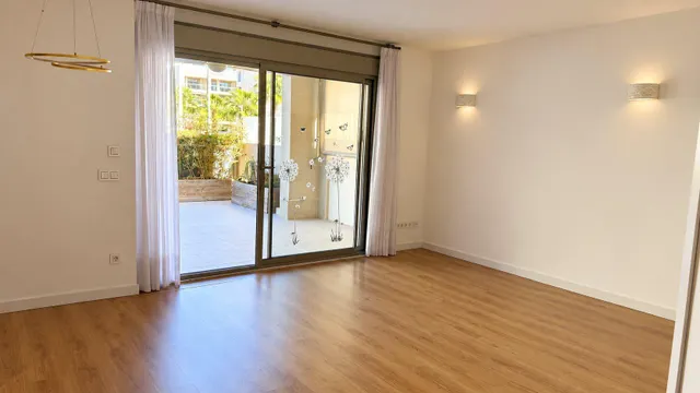 Bajo con terraza y jardín, piscina, garaje y trastero — 3
