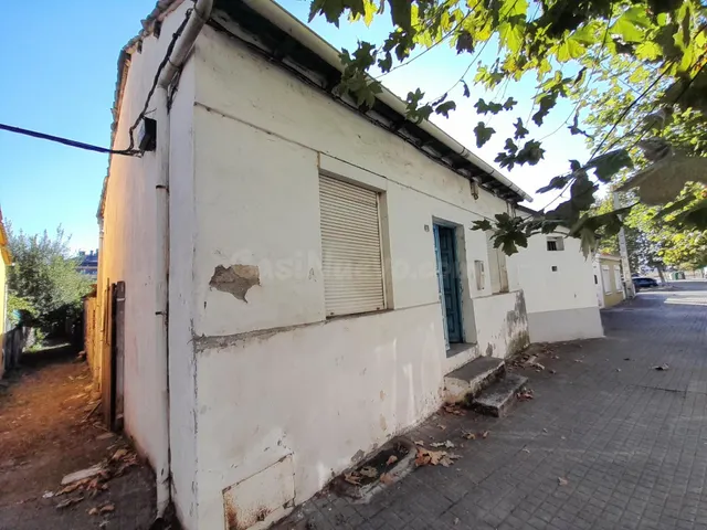 CASA CON PATIO PARA RESTAURAR EN FLORES DEL SIL. 25.000 € NE - foto 3