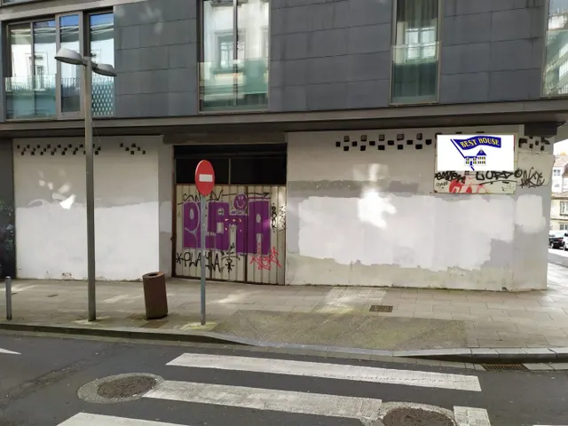 SE VENDE O ALQUILA LOCAL COMERCIAL PROXIMO A PLAZA DE GALICIA — 4