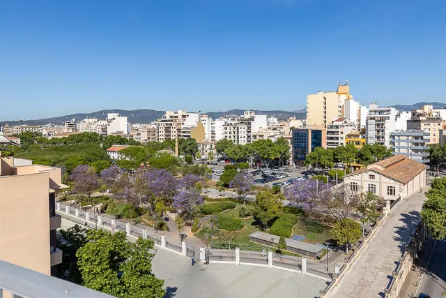 Exclusivo ático con gran terraza panorámica junto al centro  - foto 4