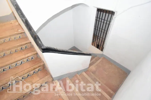 Extraordinaria finca con local comercial y múltiples posibilidades de reconversión a reformar en pleno centro — 20