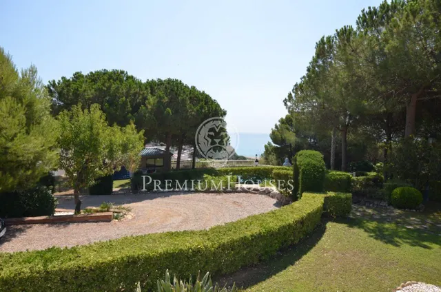 Casa en venta con gran parcela frente al mar en Canet de Mar — 31