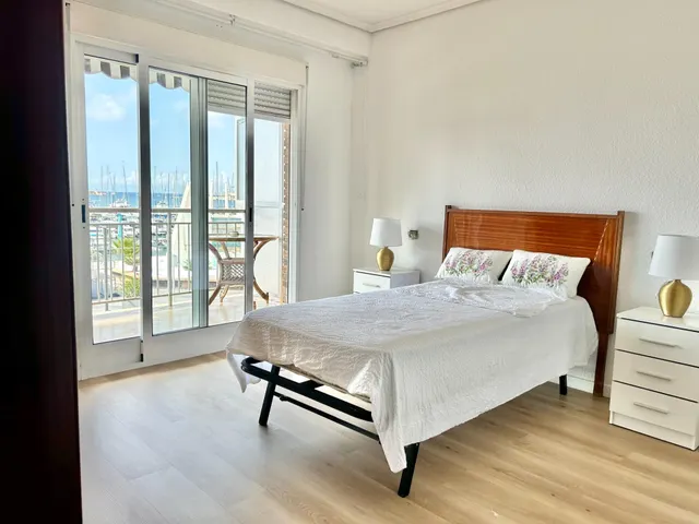 Amplio apartamento con vistas al Paseo, Frente al Club Náutico de Torrevieja — 8