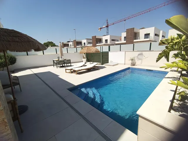 Villa independiente de 3 dormitorios con piscina privada en Daya Nueva — 26
