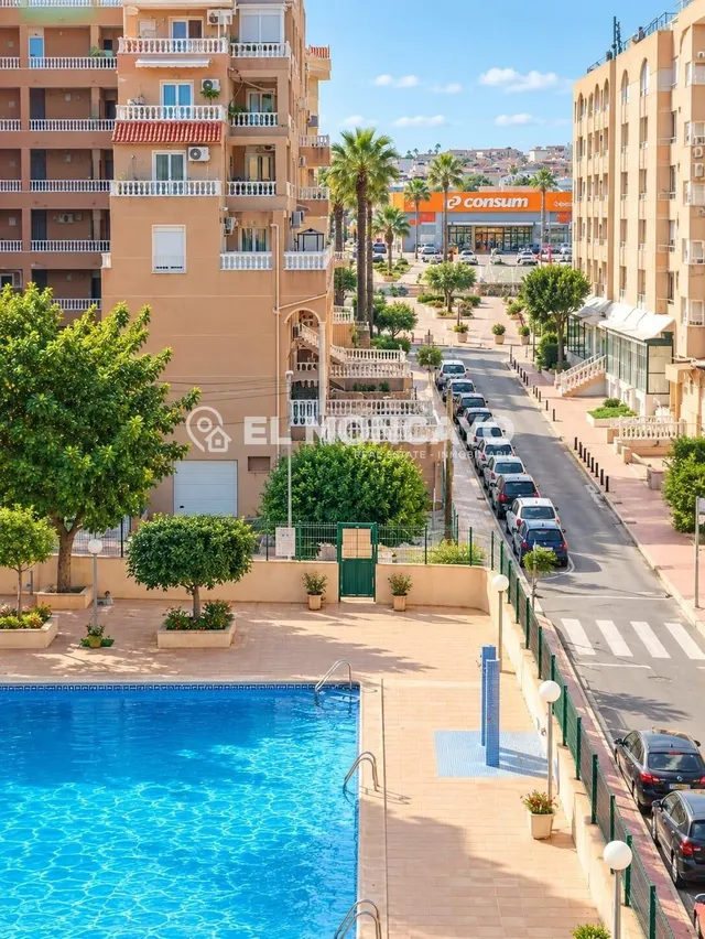 Fantástico apartamento con vistas laterales al mar en Punta Prima, Alicante, Costa Blanca — 22