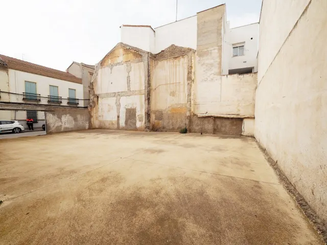 Se vende solar de 202 metros cuadrados y 11 metros de fachad - foto 3