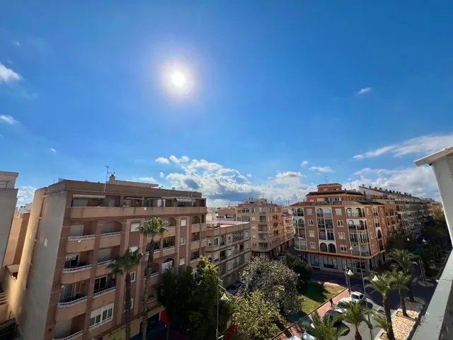 ATICO CON VISTAS DESPEJADAS DE 3 habitaciones EN PLENA AVENI