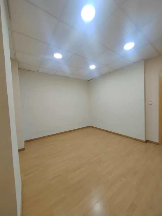 Amplio Local Comercial Reformado en Gran Eje de Jaén - Ideal para Tu Negocio — 24