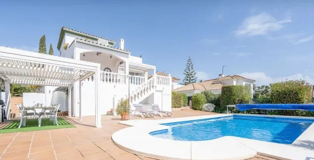 Villa de estilo andaluz ofrece impresionantes vistas al mar — 3