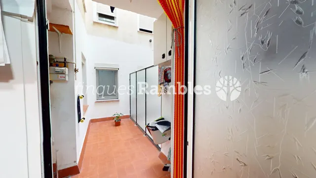 Amplio piso de 4 habitaciones en el centro de Vilanova del Camí — 9