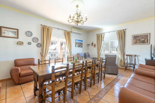Casa en planta baja con cuatro naves y local — 3