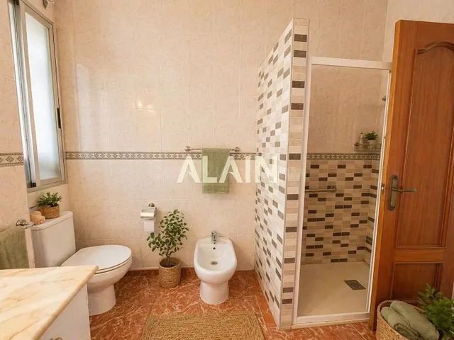 Vivienda amplia con techos emblemáticos y gran potencial en  - foto 5