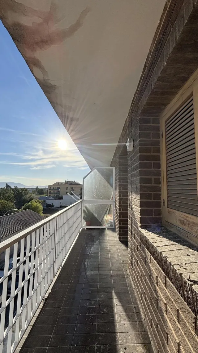 Piso de 4 habitaciones con garaje privado, dos balcones y vistas despejadas en el centro de Deltebre — 14