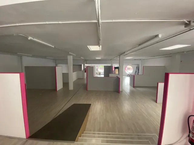 Impresionante local comercial esquinero a tres calles con planta garaje para 12 coches — 3