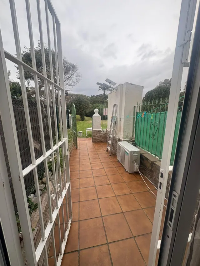 Apartamento con patio privado y piscina en urbanización cerrada – A pasos del mar — 2