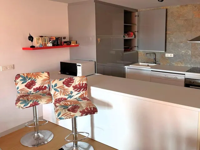 Planta baja moderna (aprox. 63 m2) con 2 dormitorios, 2 baños y amplia terraza/jardín. Gran zona de piscina, cerca del La Zenia Boulevard, ¡y a 15 minutos a pie de la Playa de La Zenia! — 12
