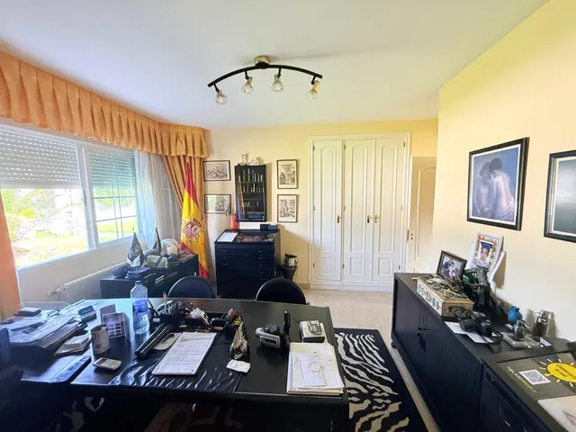 VENTA EN PLENO DOMINIO · Gran chalet de 545 m2 con placas solares y parcela privada de 3.000 m2 · Boadilla del Monte — 19