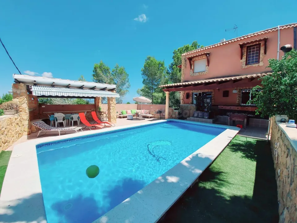 Espectacular chalet independiente con piscina privada, casa de invitados y vistas en Urb. Vistabella