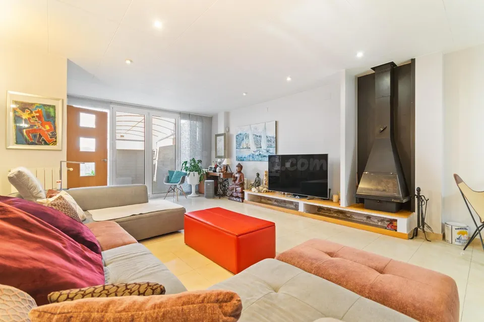 Casa adosada impecable de 4 dormitorios, placas solares y excelente ubicación en Empuriabrava.