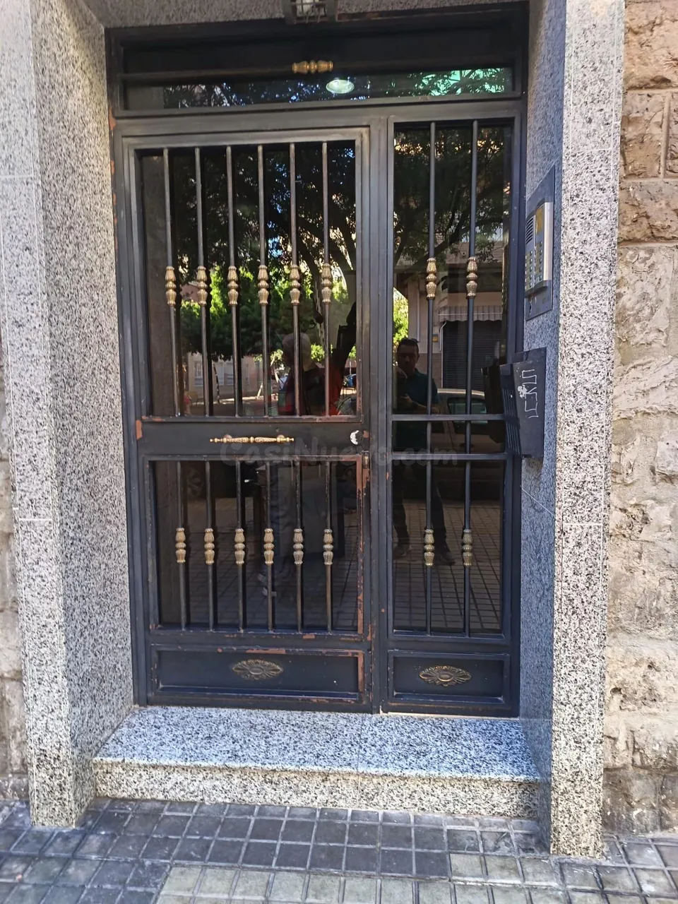 SE VENDE PISO EN MUY BUENA ZONA, A 5 MINUTOS DE LA PLAYA, CON TODOS LOS SERVICIOS A MANO