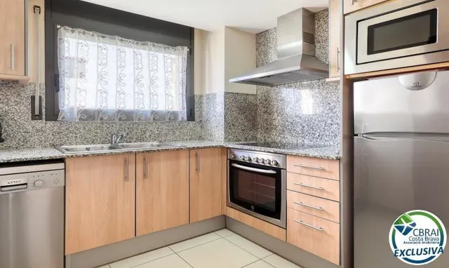 Apartamento de alto standing en Roses a 50 m del mar — 3