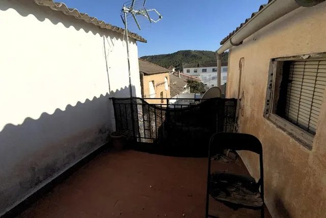 # **Casa de Pueblo Tradicional de 4 Dormitorios con Potencial para Ampliar la Terraza – ¡Solo 35.000 €!** — 20