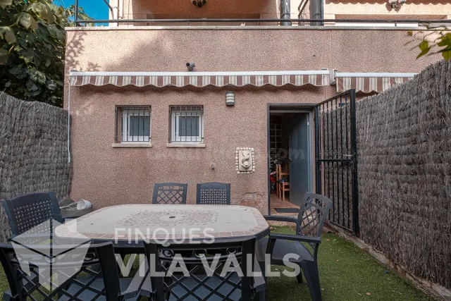 Casa esquinera con jardín privado y estilo inigualable — 3