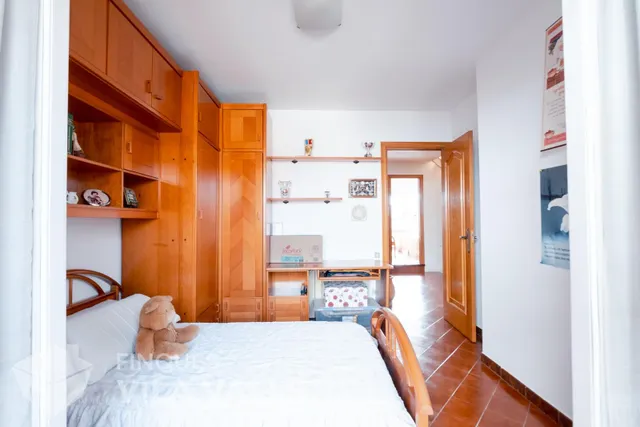 Casa con garaje para 5 coches, 2 terrazas y amplios espacios familiares — 27