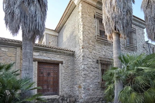 ESPECTACULAR FINCA CON CASAS Y OLIVAR CERCA DE JAÉN