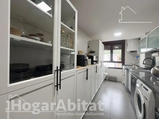 ¡Hogar de lujo! Amplio, sofisticado y reformado, con patio y garaje, todo amueblado — 9