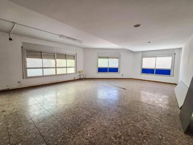 Edificio de tres plantas en alquiler en Barberá del Vallés — 9