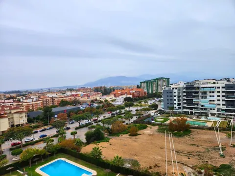 Luminoso Dúplex en Teatinos con Gran Terraza, Piscina y Dos Plazas de Garaje
