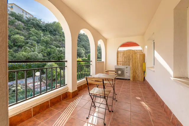 Piso reformado con gran terraza al sur, vistas verdes, garaje y piscina en Benalmádena Pueblo — 10