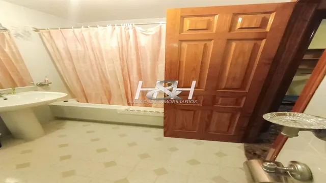 Sensacional villa en urbanización Santa Bárbara. / HH Asesores inmobiliarios. — 50