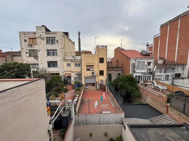 Espectacular Casa Unifamiliar con 2 Terrazas y Patio en el corazón de Hospitalet Centro — 46