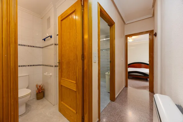 Amplio apartamento de 4 dormitorios en el corazón de Torrevieja — 24